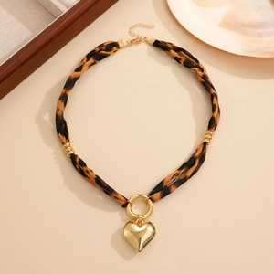 Collier léopard avec pendentif cœur et chaîne dorée pour femme bijoux élégants