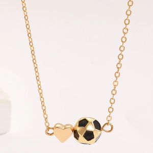 Detailansicht der goldenen O-Kette mit Herz- und Fußballanhängern im Makro