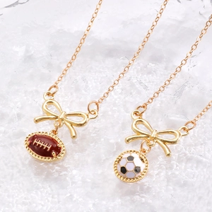 Detail von Rugby und Fußball Anhängern mit goldenen Bogenverbindern an Ketten