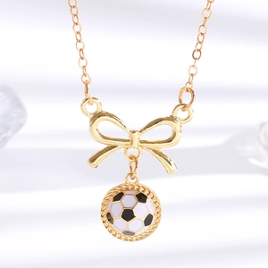 Detail-Makroansicht eines goldenen Fußball-Anhängers mit elegantem Schleifen-Anschluss
