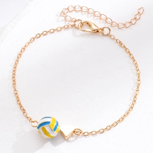 Detailaufnahme des goldenen Sportarmbands mit dreifarbigem Volleyball und Herzanhänger