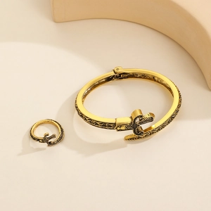 Vintage-Schmuckset aus Armband und Ring in Antikgold mit Schwertdesign für einen Retro-Look