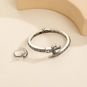 Nahaufnahme von Vintage-Silber-Schmuckset in Schwertform mit feinen Relief-Verzierungen