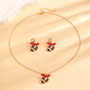 Detailansicht der Rugby-Anhänger mit roten Schleifen und Diamanten auf dem Schmuckset
