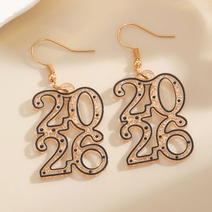 Detail van 2026 nummer oorbellen met gouden glitters en zwarte contouren