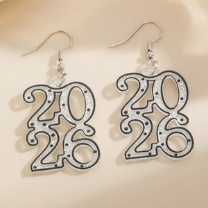Detailopname van 2026 oorbellen met zilveren glitters en minimalistische oorhaken