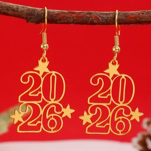 Detail van de 2026 nummer oorbellen met sterren hangend aan een houten tak
