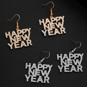 Detail van glinsterende HAPPY NEW YEAR oorbellen in goud- en zilverafwerking