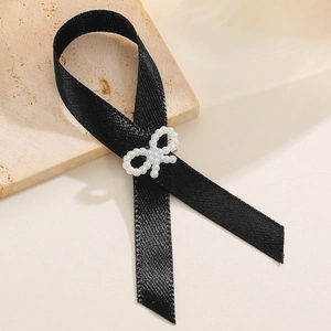 Broche de deuil élégante en satin noir avec nœud en perles blanches pour revers