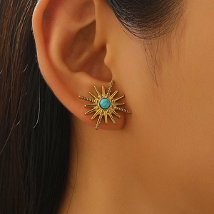 Nahaufnahme goldener Vintage-Ohrstecker mit Türkis-Stein am Ohr für Damen-Schmuck