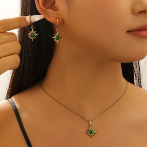 Detaillierte Nahaufnahme von Vintage-Goldschmuck-Set mit Stern-Türkis-Anhänger und Ohrringen