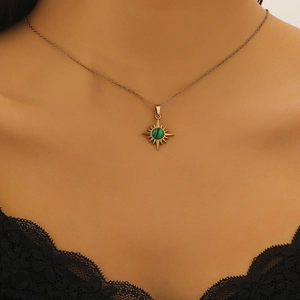Detailaufnahme der goldenen Sonnenstern-Halskette mit grünem Malachit-Inlay