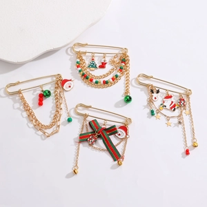 Vue détaillée de broches de Noël avec Père Noël, sapin émaillé et chaînes dorées