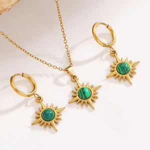 Detailansicht der Edelstahl-Sonnenstrahl-Halskette und Malachit-Ohrringe im Gold-Finish