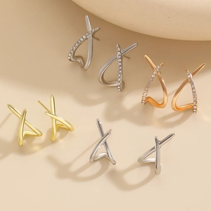 Minimalistische X-förmige Ohrstecker in Gold, Silber und Roségold mit Pavé-Kristallen