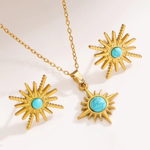 Detail von Vintage-Türkis-Schmuckset mit goldener Halskette und passenden Ohrsteckern