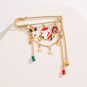 Détail de la broche épingle de Noël avec Père Noël, renne, boîte cadeau et clochettes