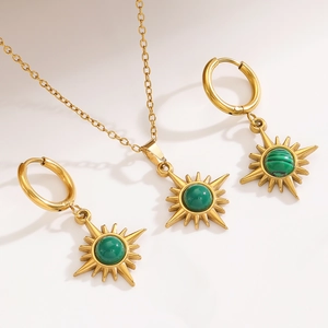 Detail-Set aus goldener Sternschliff-Halskette und Ohrringen mit grünen Malachitsteinen