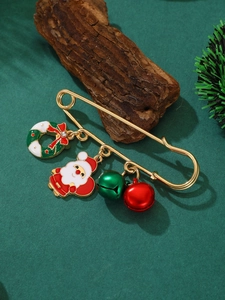 Détails d'une broche de Noël dorée avec charms couronne, Père Noël et petites cloches