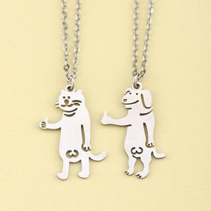 Detalle de collares de acero inoxidable con colgantes de gato y perro estilo dibujos animados