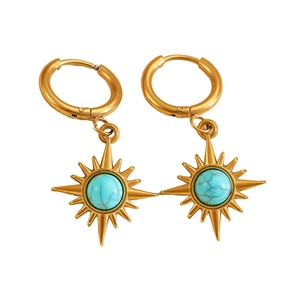Detail von Vintage Sonnenstrahl-Ohrringen mit Türkisstein und goldenem Edelstahldesign