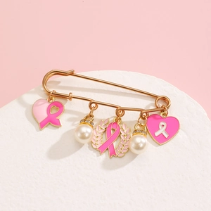 Brustkrebs-Bewusstsein Brosche mit rosa Herz-Anhängern und Perlen auf goldener Nadel