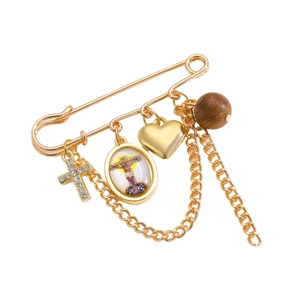 Broche vintage dorée avec croix cœur et portrait religieux pour style de costume