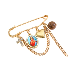 Détails d'une broche vintage dorée avec croix, icônes religieuses et pendentifs cœur