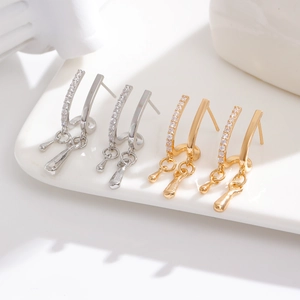 Schicke J-förmige Quastenohrringe mit Zirkon-Steckern und Metalltropfen in Gold und Silber
