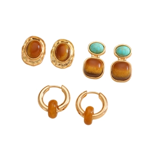 Vintage Ohrring-Set aus drei Paaren mit bernsteinfarbenem Harz und goldenen Akzenten