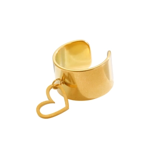 Dettaglio di un ear cuff dorato largo con un ciondolo a forma di cuore traforato