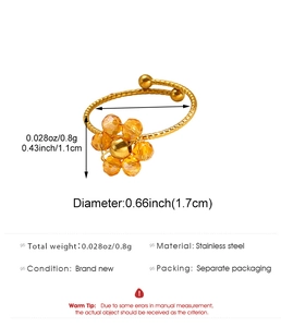 Detailansicht verstellbarer Edelstahlring mit orangefarbener Kristallblume und Maßen