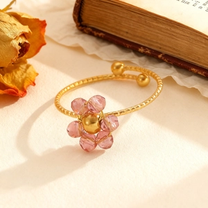 Verstellbarer goldener Edelstahlring mit violetter Kristallblume und gehämmerter Struktur