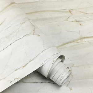 Vue détaillée du papier peint autocollant montrant la texture marbre et la souplesse