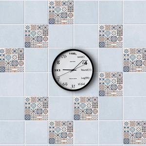 Orologio da parete moderno con formule matematiche su piastrelle blu a motivi