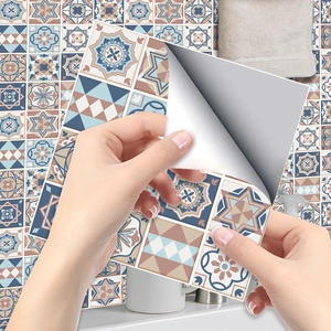 Piastrelle adesive retrò blu navy e beige per decorare pareti di cucina e bagno di casa