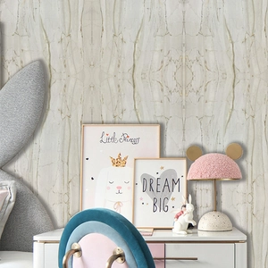 Papier peint adhésif effet marbre dans une chambre d'enfant avec bureau blanc et style nordique