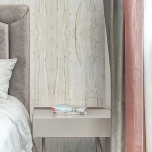Papier peint adhésif effet marbre pour chambre avec veinures dorées et design moderne