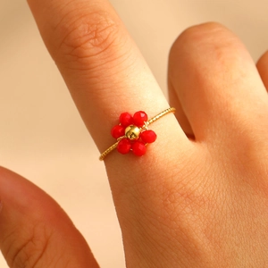 Verstellbarer goldener Edelstahlring mit zartem rotem Kristallblumen-Charm für Damen
