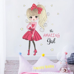 Adesivo murale bambina con vestito rosso e stelle per decorazione cameretta