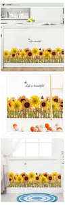 Détail de stickers tournesols et clôture avec texte Life is beautiful pour les plinthes