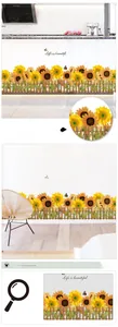 Détail de stickers muraux tournesols avec papillons et clôture dans la cuisine et le salon