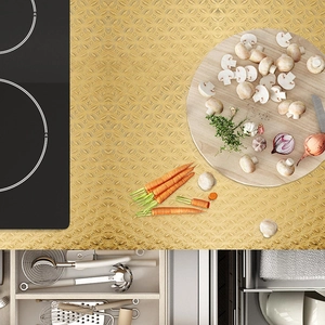 Dettaglio macro dell'adesivo dorato per cucina con trama a rilievo impermeabile