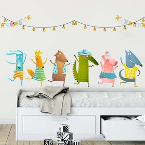 Sticker mural animaux dansants pour chambre d'enfant avec décoration de drapeaux colorés