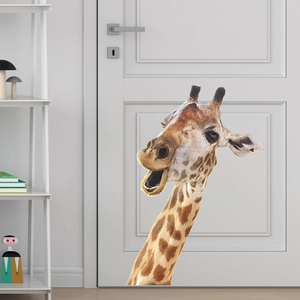 Détail de l'autocollant girafe mignon avec motif réaliste sur une porte de chambre