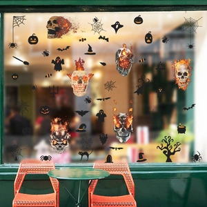 Halloween Fensteraufkleber mit realistischen Feuerschädeln, Kürbissen und Fledermäusen