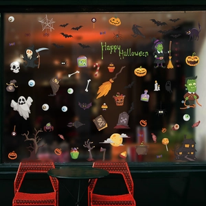 Detail von Halloween-Fensteraufklebern mit Kürbissen, Geistern und Hexen auf Glas