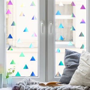 Détail de stickers triangulaires holographiques réfléchissant des couleurs arc-en-ciel