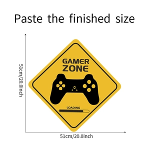 Dettaglio dell'adesivo Gamer Zone 51cm con dimensioni e icona del telecomando gaming