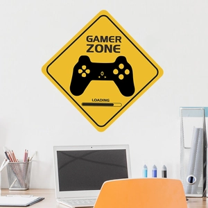 Dettaglio dell'adesivo murale Gamer Zone a forma di rombo giallo su parete bianca